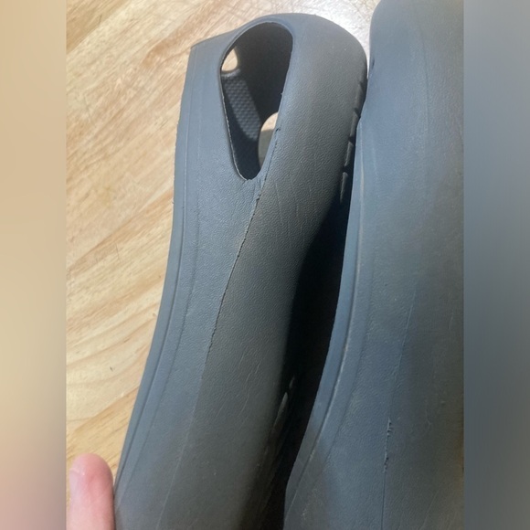 Crocs flats in size 8 in excellent condition. Black in color - Picture 10 of 10